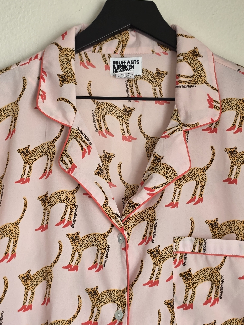 Bouffants & Broken Hearts Leopard Heels Pink Pajama Top Button Down Size Large - Picture 3 of 9